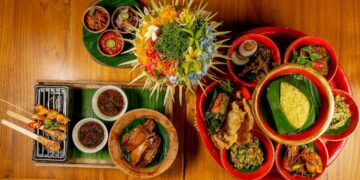 Ketika Wisatawan Menikmati Masakan Bali dengan Konsep “Bali Medulang” di Griya Santrian Hotel Sanur