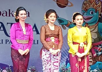 Ketika Ibu-ibu Pakis Bali “Mesatua” di Bulan Bahasa Bali: Ada yang Galak, Ada yang Monyer