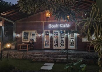 Book Café Halaman Belakang di Singaraja — Cocok untuk Baca Buku, juga Main Game di Toilet