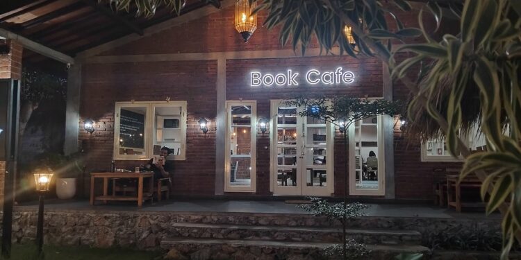 Book Café Halaman Belakang di Singaraja — Cocok untuk Baca Buku, juga Main Game di Toilet