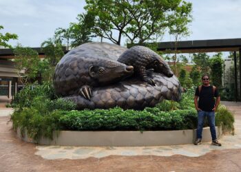 Yang Tersisa Dibuat Abadi:  Patung Trenggiling Sunda Karya Ketut Putrayasa di Singapura 