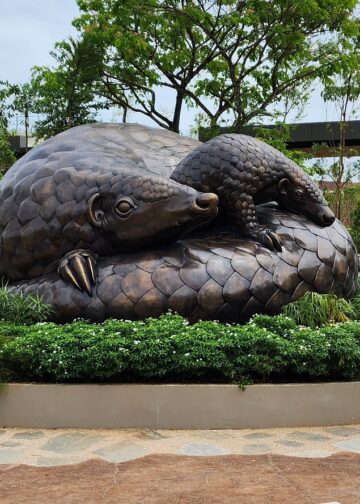 Yang Tersisa Dibuat Abadi: Patung Trenggiling Sunda Karya Ketut Putrayasa di Singapura