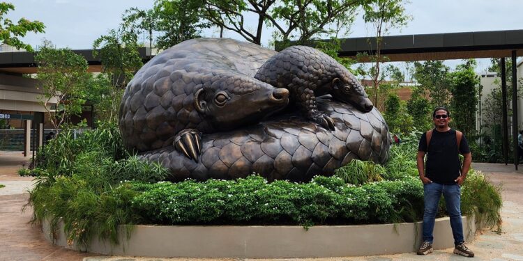 Yang Tersisa Dibuat Abadi:  Patung Trenggiling Sunda Karya Ketut Putrayasa di Singapura 