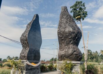 Candi Lingga Belah, Karya Pematung Ketut Putrayasa di Pintu Masuk Bendungan Sidan