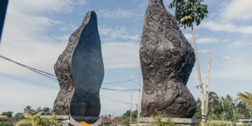Candi Lingga Belah, Karya Pematung Ketut Putrayasa di Pintu Masuk Bendungan Sidan