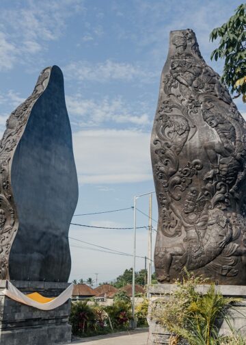 Candi Lingga Belah, Karya Pematung Ketut Putrayasa di Pintu Masuk Bendungan Sidan