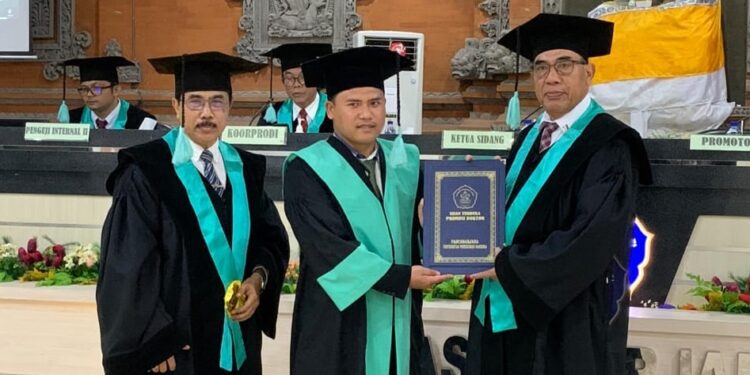 Ramu Matematika dan Permainan Tradisional Lombok, Iwan Usma Wardani Raih Gelar Doktor di Undiksha