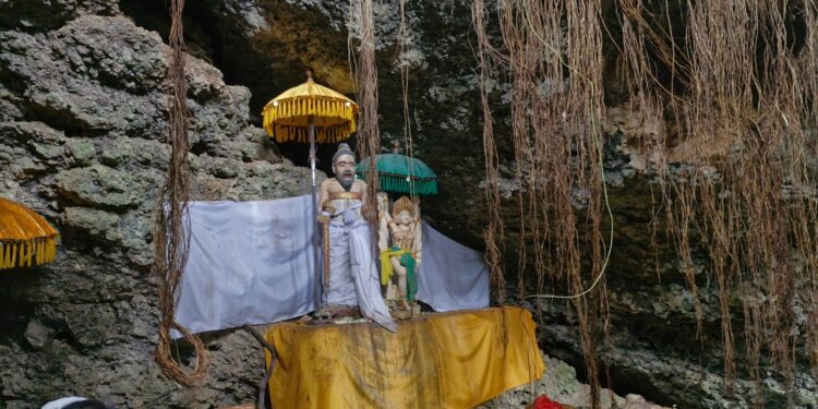 Rahajeng Pagerwesi dari Pura Goa Peteng di Gumi Delod Ceking   