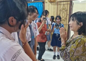 Dengan Rasa Haru, Kumiko Sensei Meninggalkan SMAN 2 Kuta   