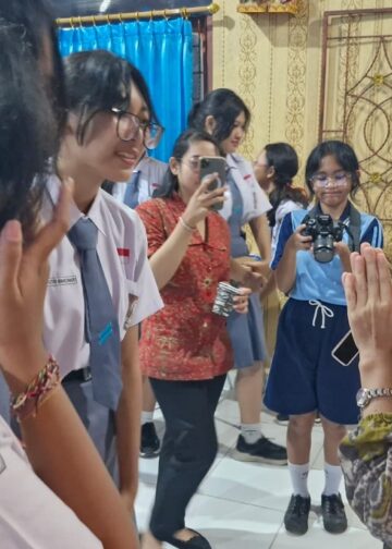 Dengan Rasa Haru, Kumiko Sensei Meninggalkan SMAN 2 Kuta