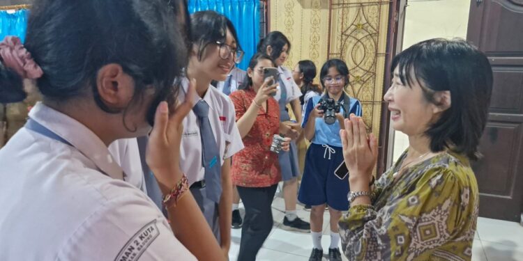 Dengan Rasa Haru, Kumiko Sensei Meninggalkan SMAN 2 Kuta   