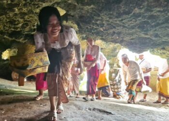 Tirtayatra Toska Se-Delod Ceking : Pura Goa Selonding 