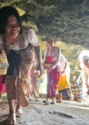 Tirtayatra Toska Se-Delod Ceking : Pura Goa Selonding