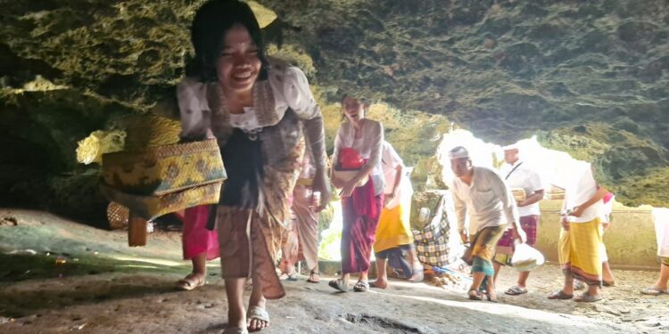 Tirtayatra Toska Se-Delod Ceking  :  Pura  Goa Selonding   