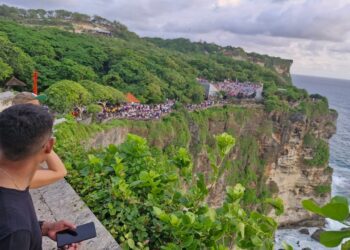 Tirtayatra Toska Se-Delod Ceking  :  Pura Luhur  Uluwatu   