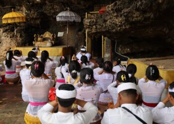 Tirtayatra Toska Se-Delod Ceking  :  Pura Goa Gong 