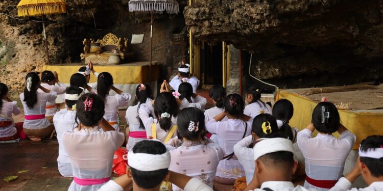 Tirtayatra Toska Se-Delod Ceking  :  Pura Goa Gong 