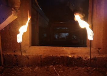 Tradisi Menyalakan Colok di Penghujung Ramadan: Menerangi Arwah Leluhur dengan Doa-doa