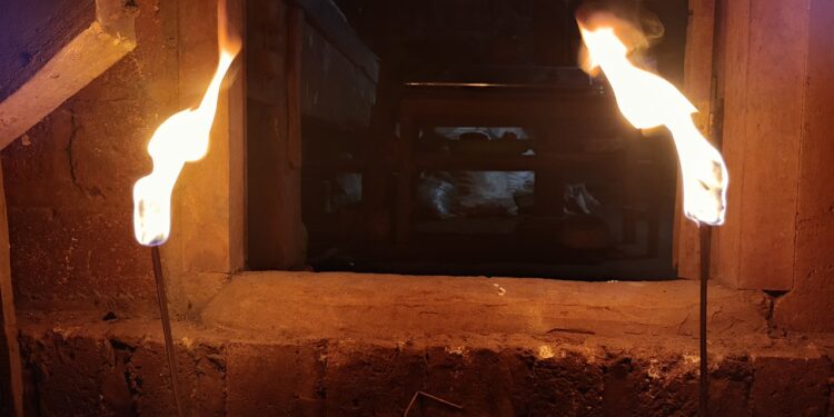 Tradisi Menyalakan Colok di Penghujung Ramadan: Menerangi Arwah Leluhur dengan Doa-doa