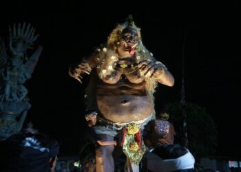 “Pengerupukan” di Desa Guwang, Parade Ogoh-ogoh dan Tradisi yang Menghidupkan Kebersamaan