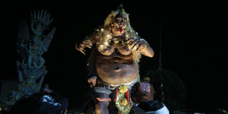 “Pengerupukan” di Desa Guwang, Parade Ogoh-ogoh dan Tradisi yang Menghidupkan Kebersamaan