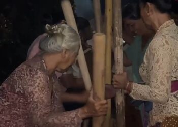 Tradisi “Ngoncang” di Desa Padangbulia, Mengusir Energi Negatif, Bersama-sama Tapi Tidak Sama