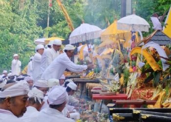Tidak ke Laut, Warga Adat Nagasepaha Melasti ke Batas Desa, di Mata Air Penyawangan Pura Segara