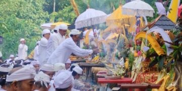 Tidak ke Laut, Warga Adat Nagasepaha Melasti ke Batas Desa, di Mata Air Penyawangan Pura Segara