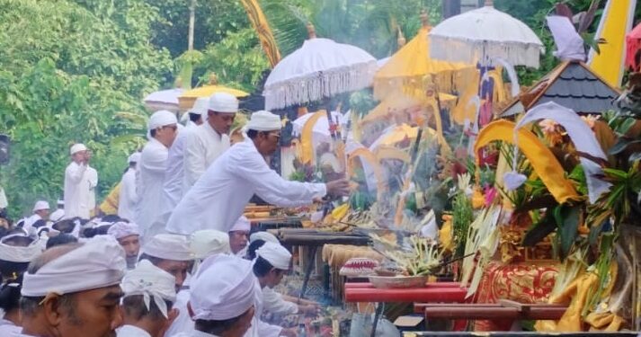 Tidak ke Laut, Warga Adat Nagasepaha Melasti ke Batas Desa, di Mata Air Penyawangan Pura Segara