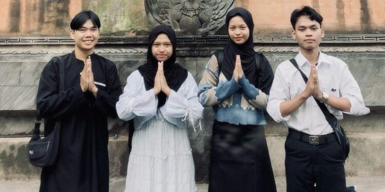Idulfitri ala Mahasiswa Rantau di Singaraja: Bertamu, Menelepon Ibu, dan Menangis Usai Sholat Ied