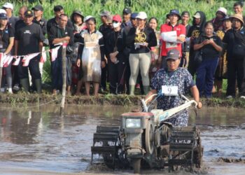 Ketika ASN Dinas Pertanian Buleleng Balap Traktor: Bak Petani, Mereka Berkeringat dan Berlumpur