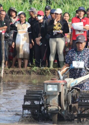 Ketika ASN Dinas Pertanian Buleleng Balap Traktor: Bak Petani, Mereka Berkeringat dan Berlumpur