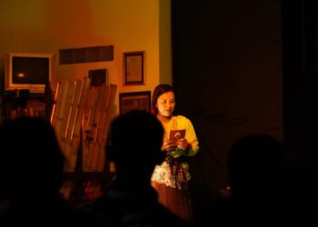 Yang Tak Biasa Menjadi Seorang Ibu | Catatan Monolog Nova Aryani, “Hidup Dimulai di 40”