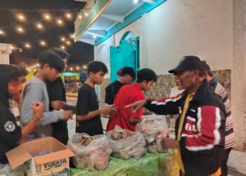 Berjuang Bangun di Pagi Buta, Mahasiswa Muslim Singaraja Sahur Enak di Masjid Kuno Keramat