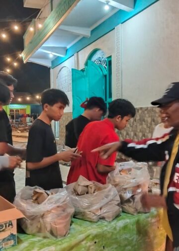 Berjuang Bangun di Pagi Buta, Mahasiswa Muslim Singaraja Sahur Enak di Masjid Kuno Keramat