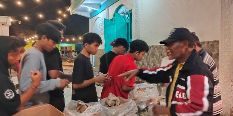 Berjuang Bangun di Pagi Buta, Mahasiswa Muslim Singaraja Sahur Enak di Masjid Kuno Keramat