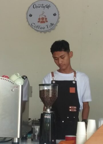 Dia Dipa, Dia Barista, Dia Tunarungu: Tetes Kopi Racikan Cerita Hidupnya