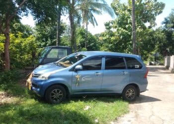 Galungan di Desa Tembok: Ketika Taksi Parkir di Rumah-rumah Warga