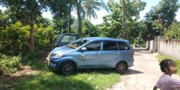 Galungan di Desa Tembok: Ketika Taksi Parkir di Rumah-rumah Warga