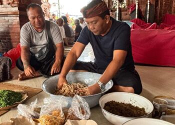Menghidupkan Warisan Leluhur, I Gusti Anom Gumanti Pimpin Tradisi Ngelawar di Banjar Temacun Kuta