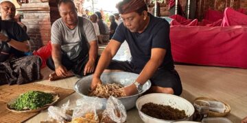 Menghidupkan Warisan Leluhur, I Gusti Anom Gumanti Pimpin Tradisi Ngelawar di Banjar Temacun Kuta