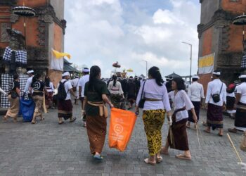 Gerakan “Malasti Resik” saat Upacara Ida Betara Turun Kabeh di Pura Agung Besakih