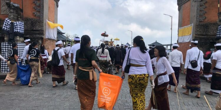 Gerakan “Malasti Resik” saat Upacara Ida Betara Turun Kabeh di Pura Agung Besakih