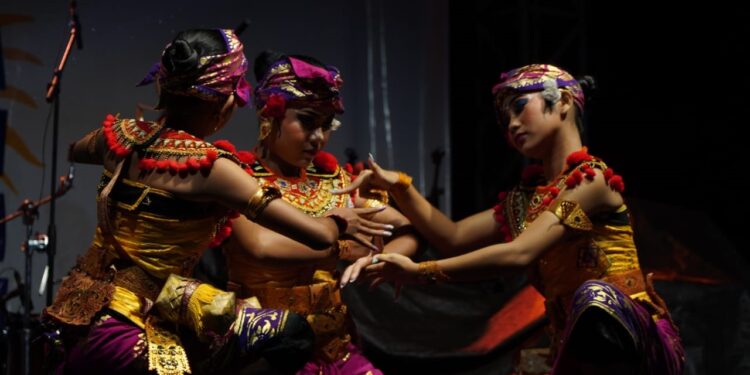 “Nyegara-Gunung” dan Tari Nelayan yang Jadi Renungan | Catatan “Les Ngembak Festival 2025”