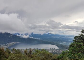 Mendaki Bukit Tapak, Menemukan Makam Wali Pitu di Puncak