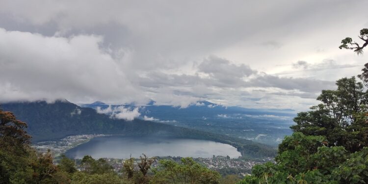Mendaki Bukit Tapak, Menemukan Makam Wali Pitu di Puncak