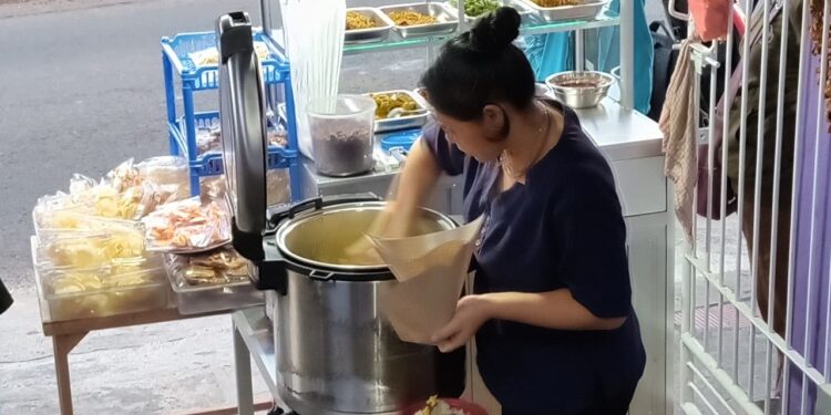 Ada Nasi Kuning Vegan di Singaraja — Carilah di Warung Laksmi, di Jalan Laksamana