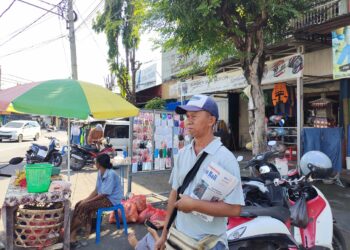 Mujri, Si Penjaja Koran: Sejak 22 Tahun Tetap Setia Berkeliling di Seririt