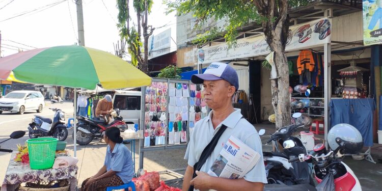 Mujri, Si Penjaja Koran: Sejak 22 Tahun Tetap Setia Berkeliling di Seririt