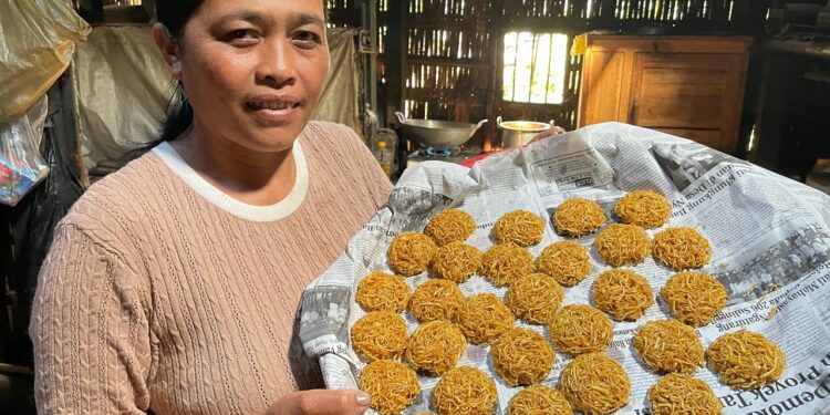 Sariasih dan Manisnya Jaja Sengait Gula Pedawa 